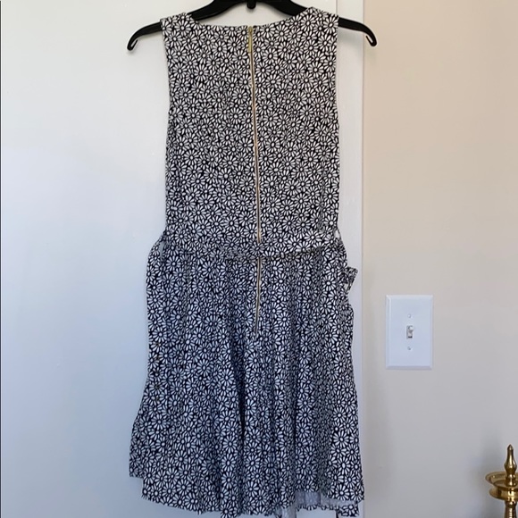 Belted dress with flowers - Picture 4 of 4